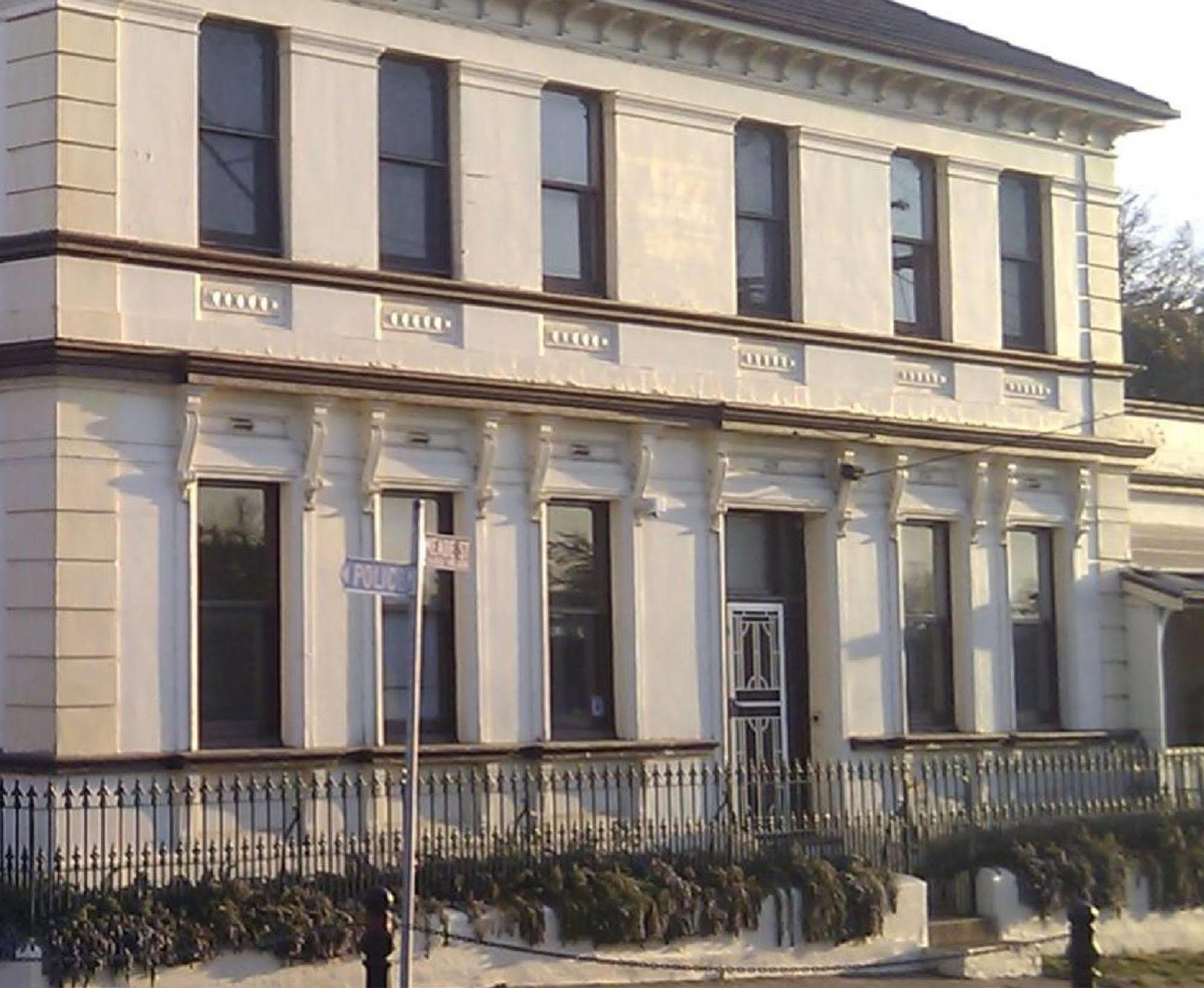 The Bank Guesthouse Глен-Иннес Экстерьер фото